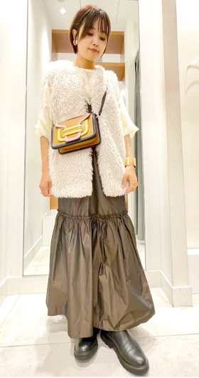 白ファーベストを使った大人可愛いコーディネート