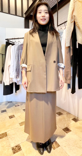 ベージュ・黒 地味にならないオフィスコーデ