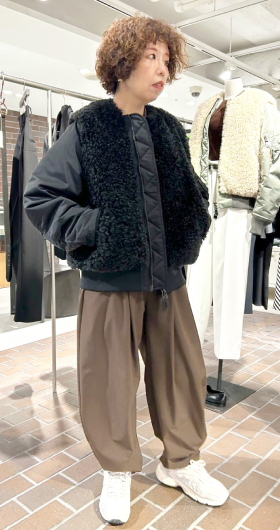 黒アウターとカーキパンツのボーイッシュコーディネート